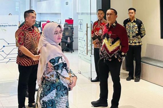 Pak Sandi Tiba-Tiba Kunjungi Kantor Imigrasi Bekasi, Ada Misi Khusus - JPNN.COM
