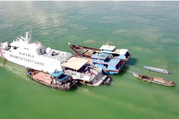 Bakamla RI Menggeledah Tiga Kapal Saat Beraktivitas Ilegal di Perairan Karimun - JPNN.COM