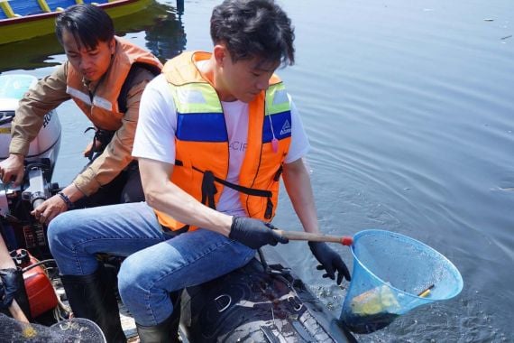 Peduli Lingkungan, Perusahaan Kosmetik Korea Bersihkan Sampah Sungai Citarum - JPNN.COM
