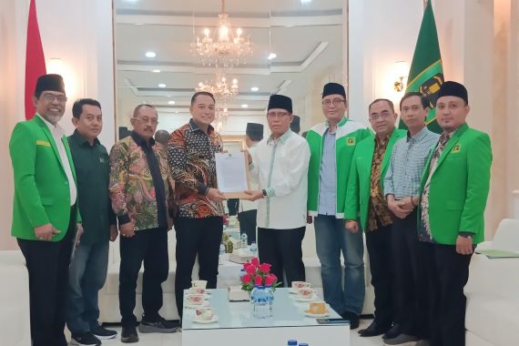 Eri Cahyadi-Armuji Terima Surat Rekomendasi PPP untuk Maju Pilwali Surabaya 2024 - JPNN.COM