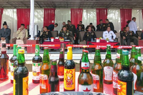 HUT Ke-78 Bhayangkara, Polda Banten Musnahkan 75 Ribu Botol Miras - JPNN.COM