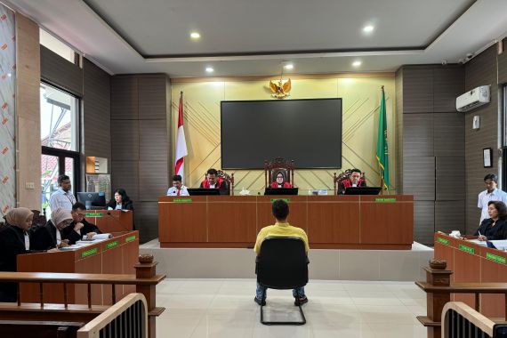 Sidang Pemalsuan Tanda Tangan di Karawang, Hakim Cecar Putra Terdakwa - JPNN.COM