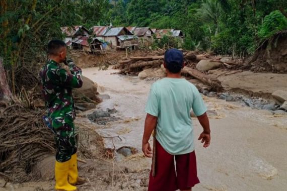 Banjir dan Longsor Menerjang 9 Rumah di Sigi Sulteng, 17 KK Terdampak - JPNN.COM