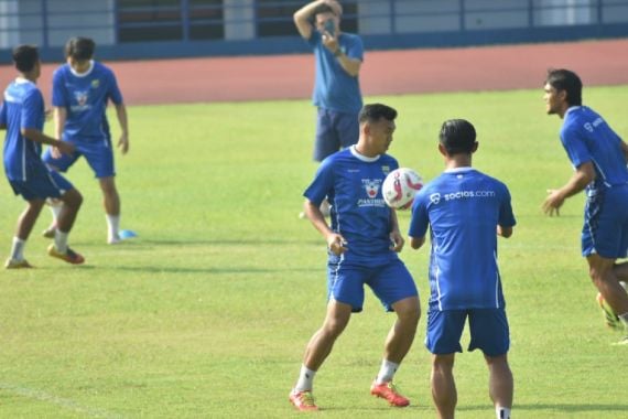 Latihan Perdana Persib Bandung Tanpa Bojan Hodak, Pemain Belum Lengkap - JPNN.COM