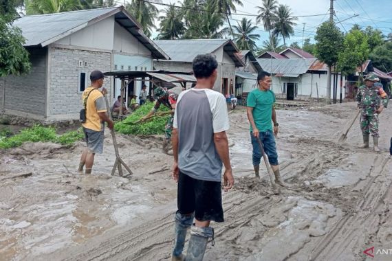 Banjir Disertai Lumpur Melanda 71 Rumah di Desa Bobo - JPNN.COM