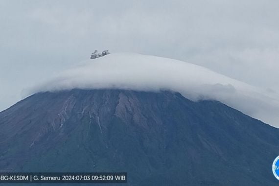 Gunung Semeru Erupsi Lagi dengan Letusan Setinggi 700 Meter - JPNN.COM