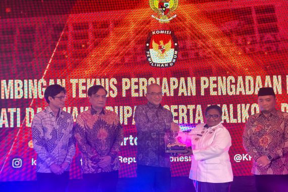 Terima Penghargaan dari KPU, Pj Gubernur Papua Tengah Bertekad Sukseskan Pilkada 2024 - JPNN.COM