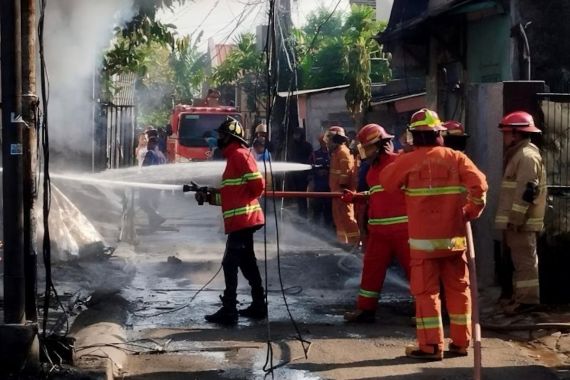 Kebakaran Gudang Perabotan di Bekasi, 5 Orang Meninggal Dunia - JPNN.COM