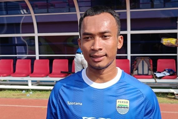 Sempat Dilirik Klub Lain, Robi Darwis Kembali ke Persib Bandung - JPNN.COM