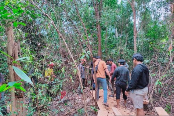 Polisi Bersenjata Api Bergerak ke Dalam Hutan, Rus dan Ram Tak Bisa Kabur - JPNN.COM