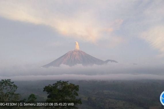 Gunung Semeru Erupsi Mulai Subuh Tadi, Begini Kondisinya - JPNN.COM