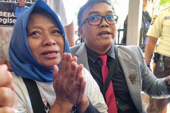 Hakim Mengabulkan Praperadilan Putranya, Ibu Pegi Setiawan Menangis - JPNN.COM