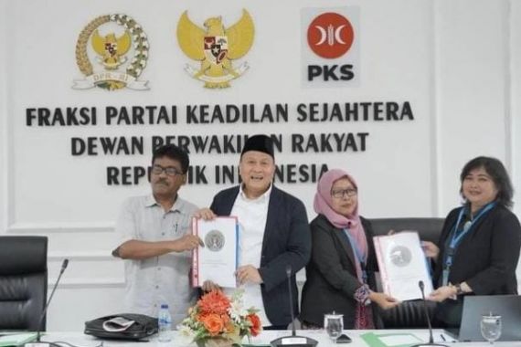 Seusai Bertemu DPR RI & KemenPAN-RB, Ketum P-PPPK Tersenyum Lebar, Honorer Lega - JPNN.COM