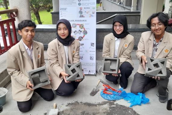 Mahasiswa UGM Mengkreasikan Sampah Plastik dan Oli Bekas Jadi Batako Enviroblock - JPNN.COM