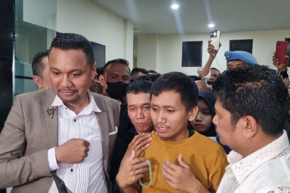 Bebas dari Tahanan Polda Jabar, Pegi Setiawan Sebut Nama Jokowi dan Prabowo - JPNN.COM