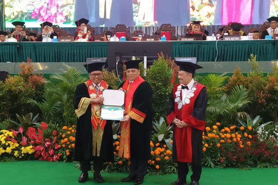 Firmanto Pangaribuan Dikukuhkan Sebagai Guru Besar Universitas Islam Sultan Agung - JPNN.COM