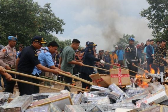 Tegas, Bea Cukai Musnahkan Puluhan Juta Batang Hasil Tembakau Ilegal - JPNN.COM