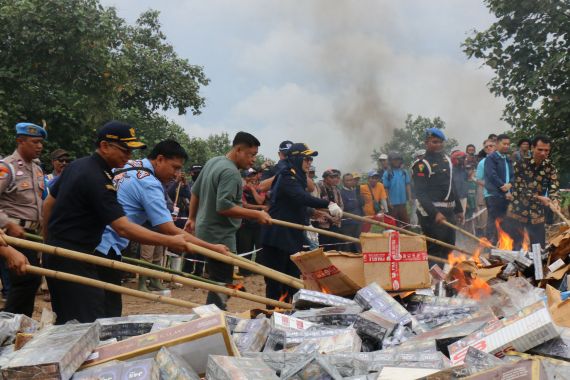 Beri Efek Jera, Bea Cukai Bandar Lampung Musnahkan 40 Juta Batang Hasil Tembakau Ilegal - JPNN.COM