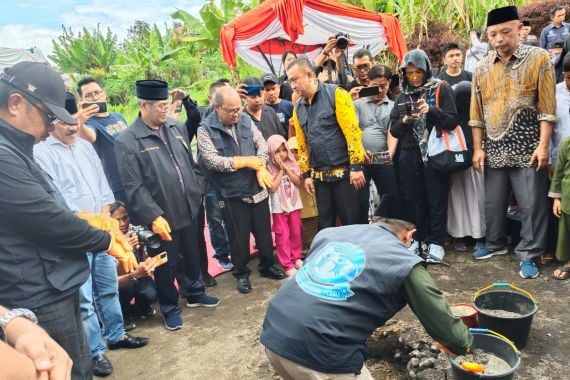 Tepati Janji, Hakim Agung Berangkatkan Anak Korban Banjir Sumbar ke Tanah Suci - JPNN.COM