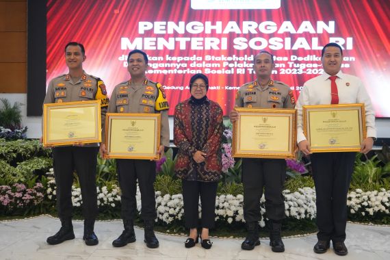 Mensos Risma Berikan Penghargaan Kepada TNI, Polisi, dan Guru - JPNN.COM