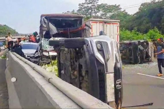 Detik-Detik Kecelakaan Beruntun 10 Mobil di Tol Cipularang - JPNN.COM