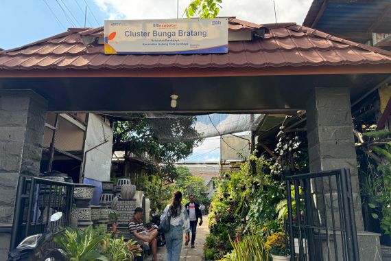 Program Klasterkuhidupku BRI Tingkatkan Perekonomian Pedagang Bunga di Kota Surabaya - JPNN.COM