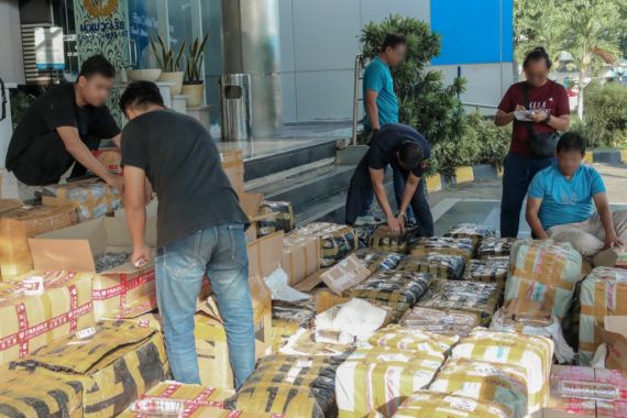 Bea Cukai Semarang Gagalkan Pengiriman 3.152 Botol Arak Bali Ilegal, Tuh Lihat! - JPNN.COM