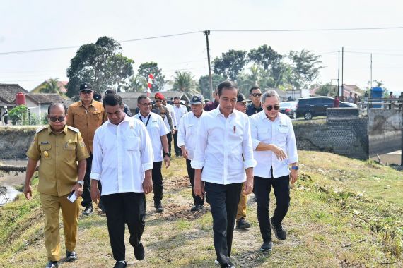 Tinjau Pompanisasi di Lampung, Jokowi: Kita Harus Siap Dahulu sehingga Produksi Beras tidak Turun - JPNN.COM