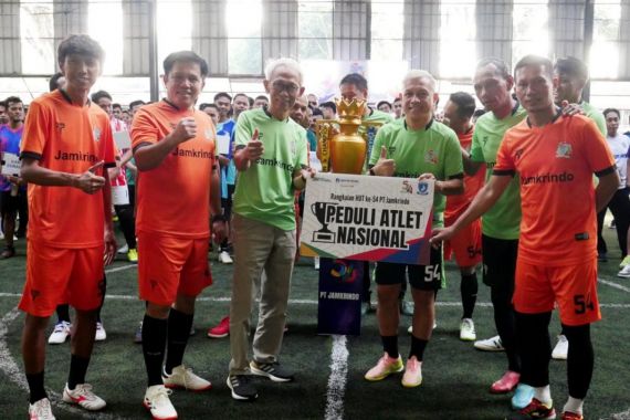 Jamkrindo Beri Bantuan Apresiasi kepada 4 Mantan Atlet Nasional - JPNN.COM