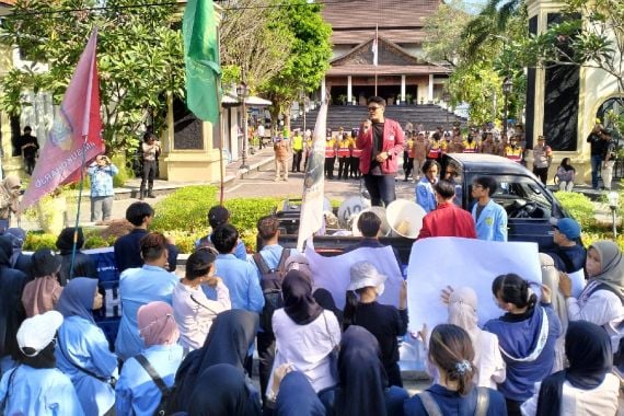 Demo di Depan Kantor DPRD Solo, Mahasiswa Suarakan Aspirasi Indonesia Cemas 2045 - JPNN.COM