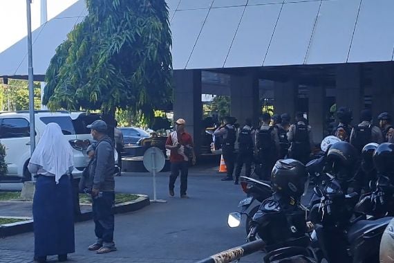 Puluhan Ortu Calon Siswa PPDB Pemegang Piagam Palsu Geruduk Kantor Gubernur Jateng - JPNN.COM