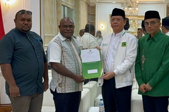 PPP Mendukung Meki Nawipa-Deinas Geley Untuk Maju di Pilgub Papua Tengah 2024 - JPNN.COM