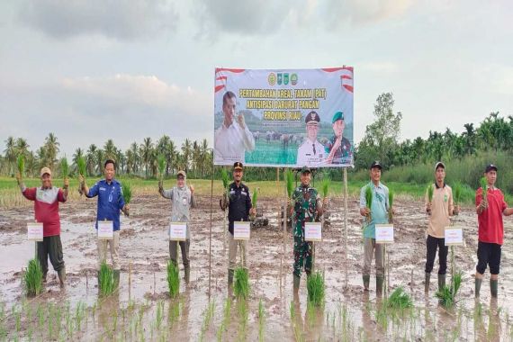 Antisipasi Krisis Pangan, Kementana Gerak Cepar Berikan Ratusan Pompa Air di Riau - JPNN.COM