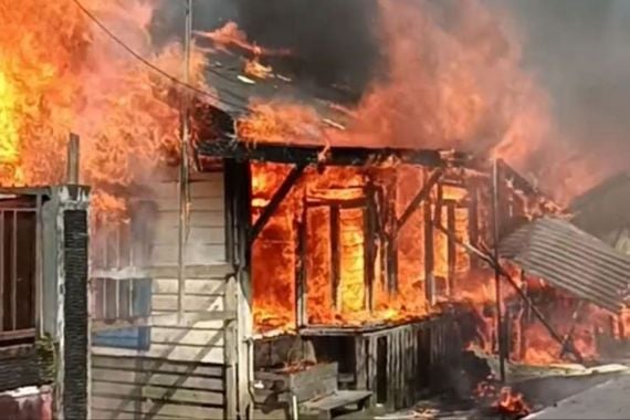 Dua Rumah di Samarinda Hangus Terbakar, Satu Orang Meninggal Dunia - JPNN.COM
