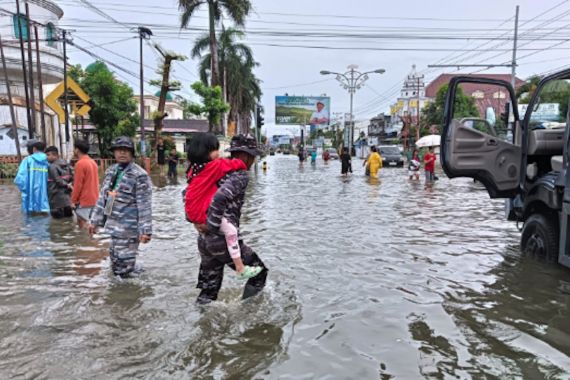 TNI AL Turunkan Tim Siaga Bencana untuk Mengevakuasi Korban Banjir di Gorontalo - JPNN.COM