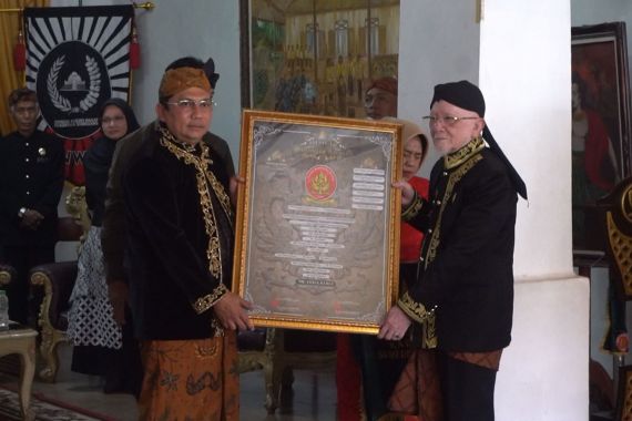 Dianugerahi Gelar Haji Raden, Yudia Ramli Ternyata Keturunan Keraton Sumedang Larang - JPNN.COM