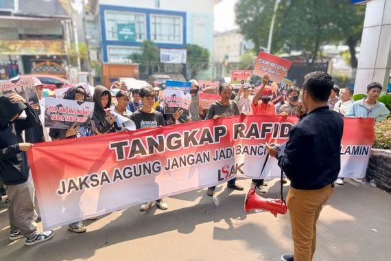 LSAK Demo di Depan Kejagung, Sebut Nama Mantan Bupati Samosir - JPNN.COM