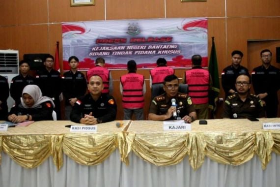 Jaksa Tetapkan 3 Pimpinan DPRD Bantaeng Tersangka Korupsi Tunjangan Kesejahteraan - JPNN.COM
