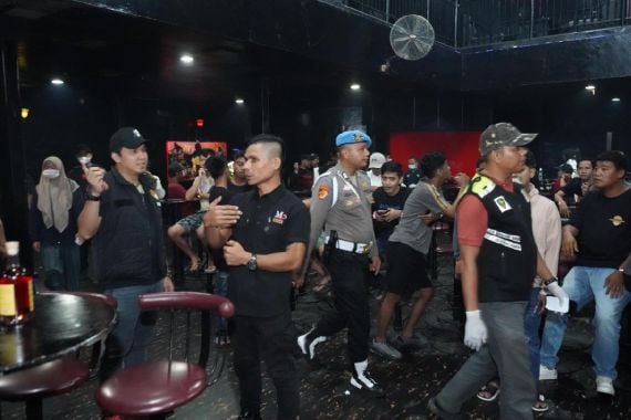 Pengunjung MP Club Kocar-Kacir Dirazia Polda Riau, Ada Pil Ekstasi di Meja, 16 Orang Diangkut - JPNN.COM