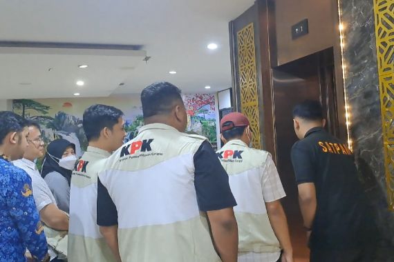 4 Penyidik KPK Masuk ke Ruang Kerja Wali Kota Semarang - JPNN.COM