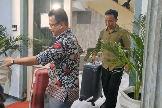 9 Jam Geledah Kantor Wali Kota Semarang, KPK Bawa 2 Koper Besar - JPNN.COM