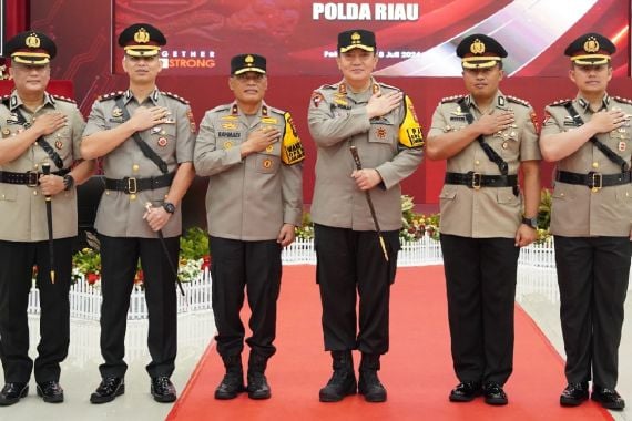Kabid Humas Polda Hingga 3 Kapolres di Riau Dimutasi, Begini Pesan Irjen Iqbal ke Pejabat Baru - JPNN.COM