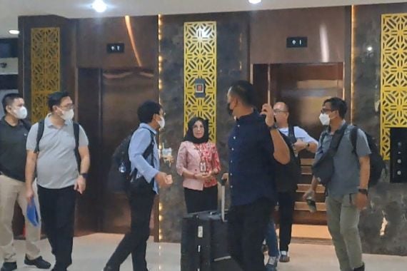 KPK Angkut Wanita Berbatik Merah dari Balai Kota Semarang - JPNN.COM