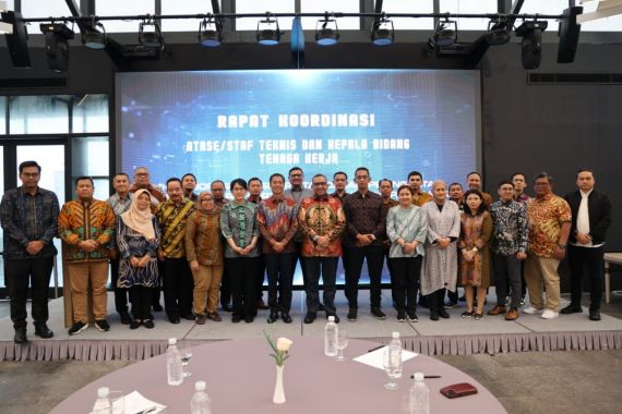 Wamenaker Afriansyah Noor Dorong Layanan Bagi Pekerja Migran Indonesia Ditingkatkan - JPNN.COM