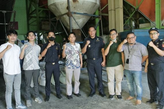 96 Ton Jagung Pipil Tak Layak Guna Dimusnahkan Bea Cukai Tanjung Perak - JPNN.COM