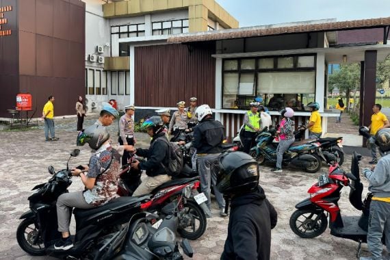 Belasan Polisi Riau Terjaring Razia, 2 Orang Punya SIM Mati - JPNN.COM