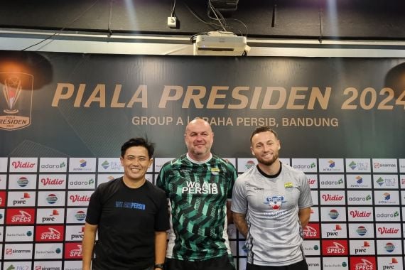 Persib vs Borneo FC: Dimas Drajad dan Tyronne del Pino Belum Main, Bagaimana Gustavo Franca? - JPNN.COM