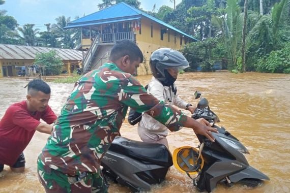 Prajurit TNI Kodim 1512/Weda Mengevakusi Warga Terdampak Banjir di Halteng - JPNN.COM
