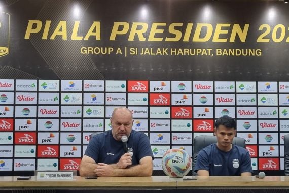 Pelatih Persib Tak Mengambil Pusing Kekalahan dari Borneo FC - JPNN.COM