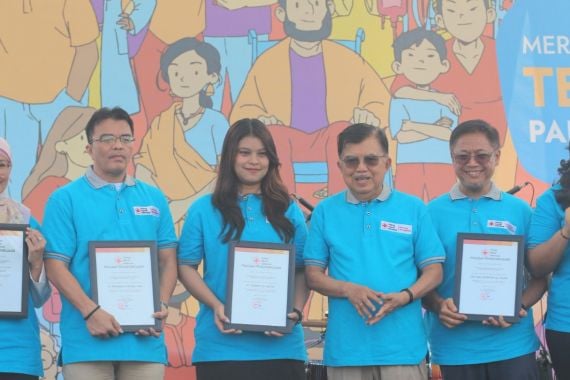 Hari Donor Darah Sedunia, BCA Raih Penghargaan dari PMI Jakarta - JPNN.COM